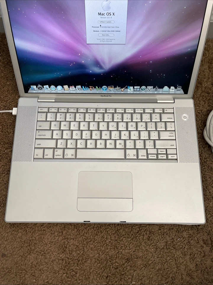 2006 Apple MacBook Pro 15” Core 2 Duo 2.16ghz OSX 10.5.8 Funcionando - Imagem 2 de 4