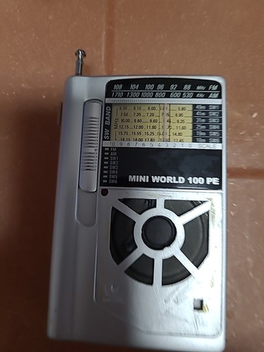Grundig Mini World 100 PE AM/FM 6 Short Wave Radio - Zdjęcie 2 z 12