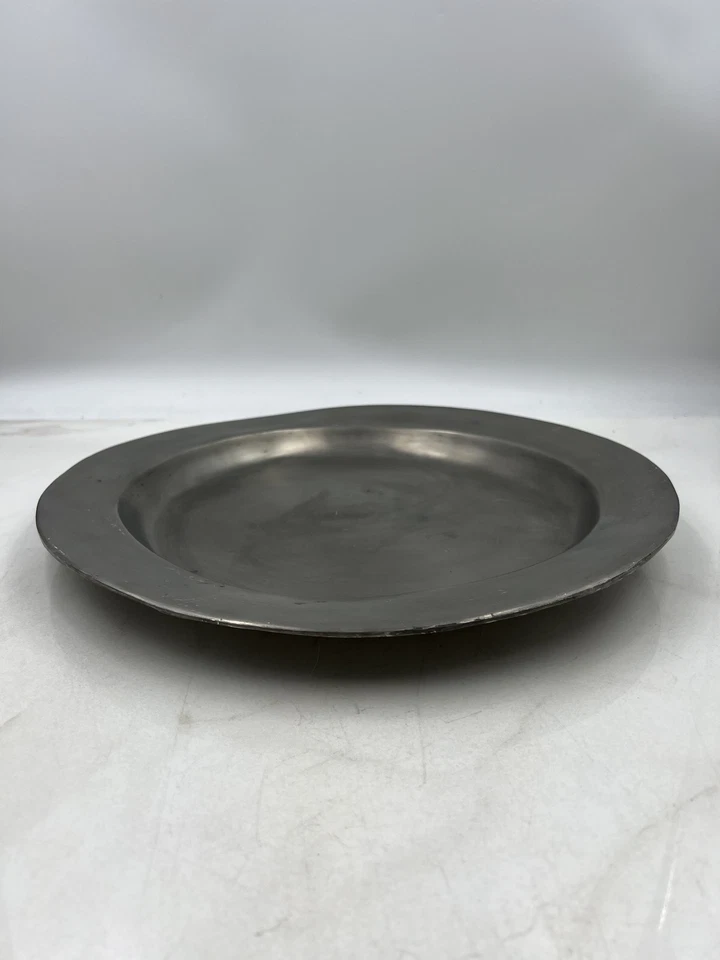 Cargador redondo vintage Jori placa de peltre 12 pulgadas metal pesado rústico primitivo diciembre Foto 2 de 4