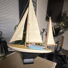 Maquette de voilier en bois pré-construite avec voiles en tissu, présentoir nautique