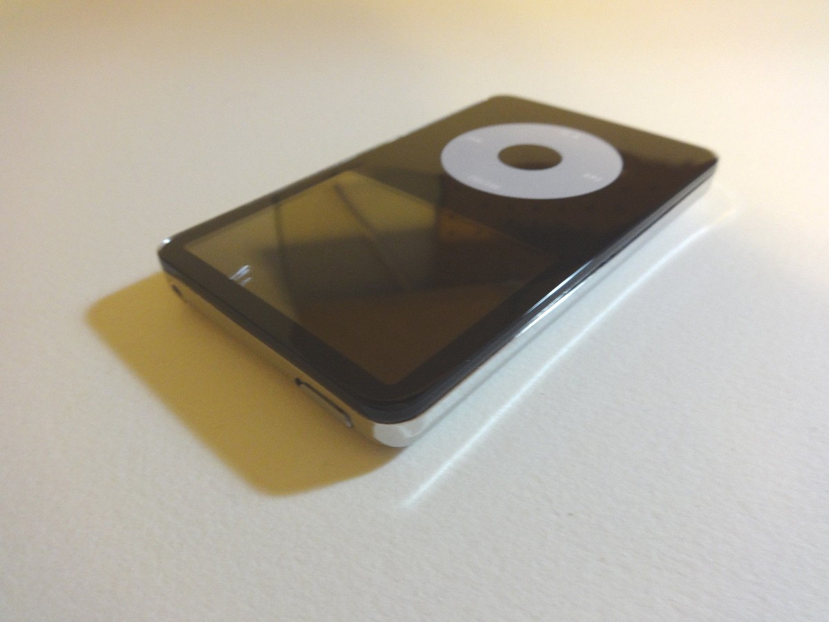 APPLE iPOD CLASSIC 5.5 GEN. CUStOM BLACK/WHITE 128GB SSD DRIVE APPLE iPOD CLASSIC 5.5 GEN. CUStOM BLACK/WHITE 128GB SSD DRIVE