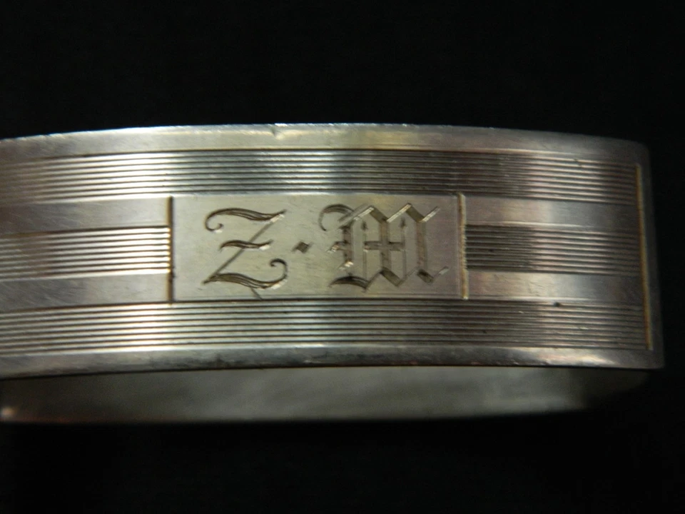 Par de servilleteros antiguos de plata de ley marcados "Kirks" con iniciales Foto 3 de 4