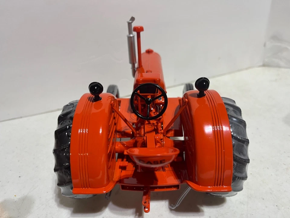 Case D Gas Tractor with High Detail and Steerable Wide Front 1/16 by SpecCast. - Image 4 of 4