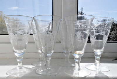 Sechs gravierte Glasflöten oder Ale Ranken und Weizen Design 14 cm hoch