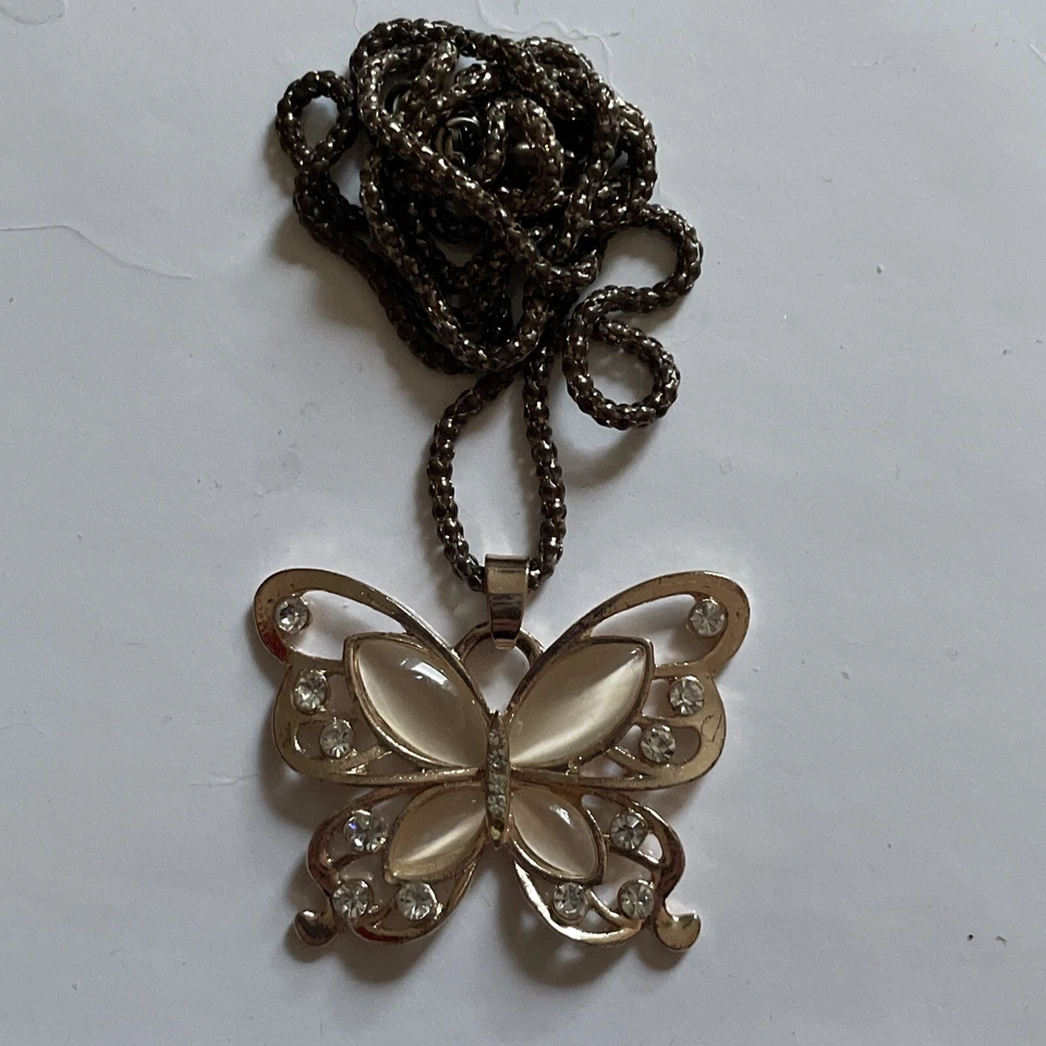 Collar colgante mariposa tono ópalo rosa y oro rosa claro cadena es descolorido Foto 3 de 4