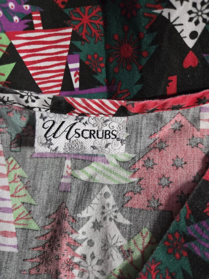 Blusa Médica UA Talla M-Colorida Árboles de Navidad-Pecho 22"/L 26" Foto 3 de 4