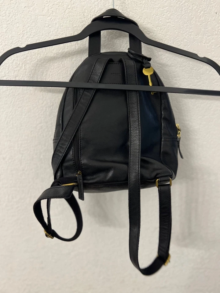 Mini mochila de cuero negro Fossil con cremalleras doradas y correas ajustables Foto 2 de 4