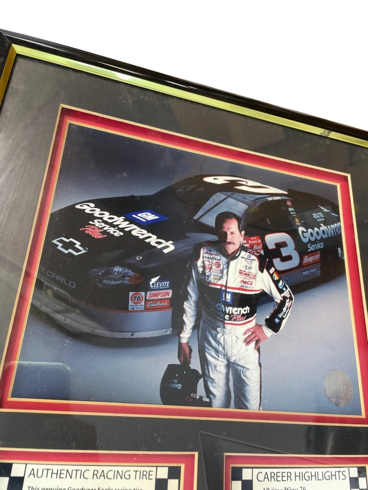 Memorabilia enmarcada de Dale Earnhardt con pieza auténtica de neumático de carreras y carrera alta Foto 2 de 4