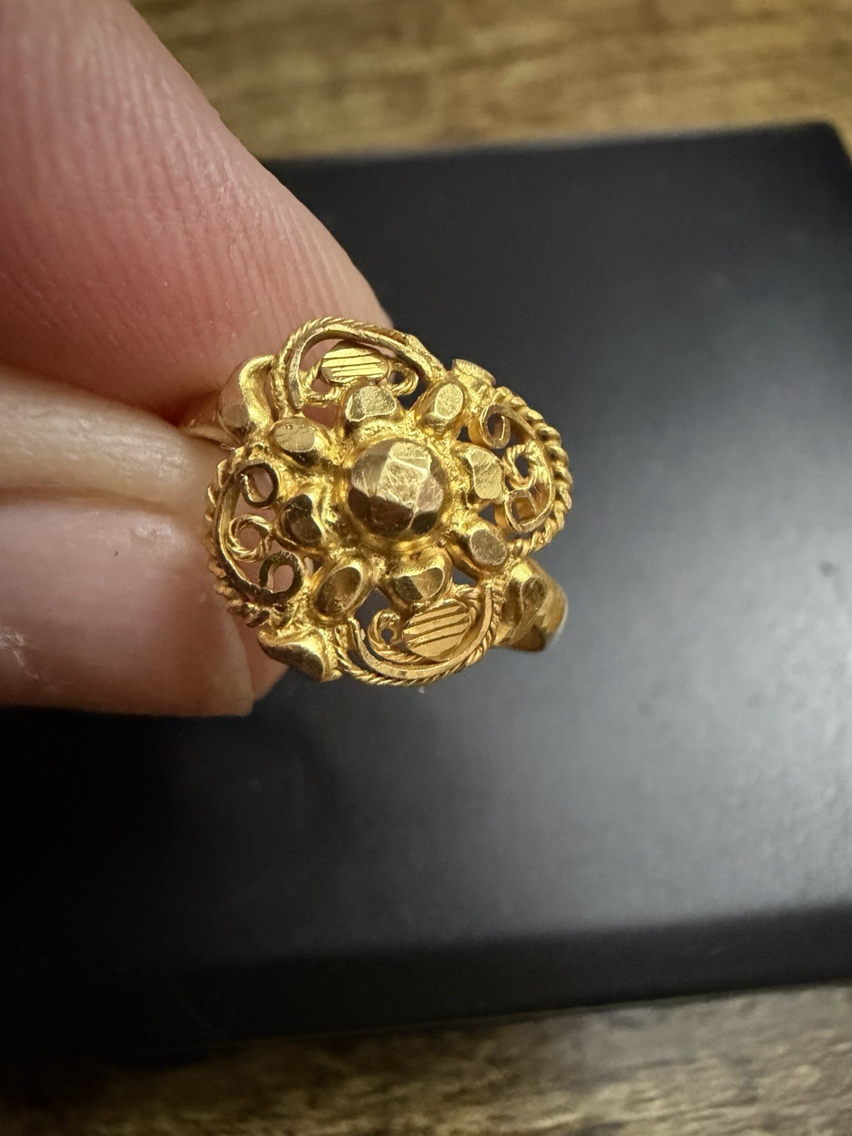 22KT SOLID GOLD RING - image 2
