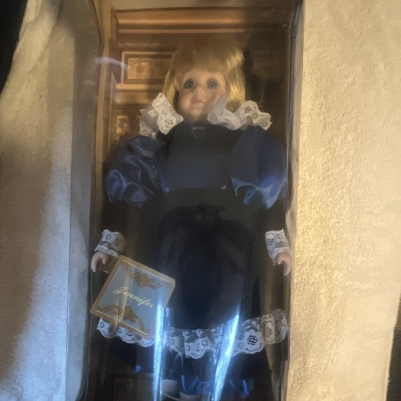 Victorian Gallery Special Collectors Edition Jennifer 18in Porcelain Doll Stand