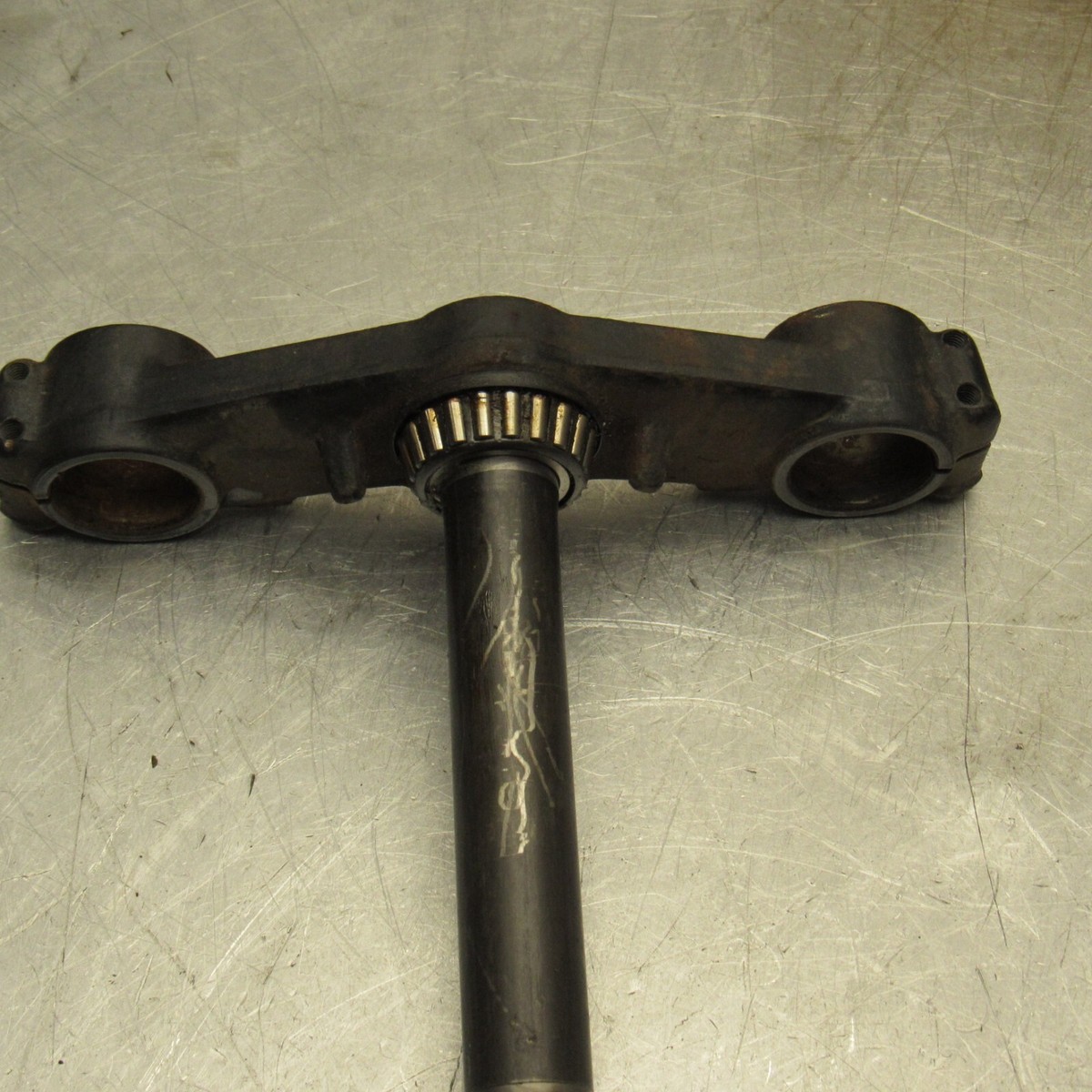 たて KAWASAKI KZ1000 LOWER STEERING STEM TRIPLE TREE 44037-1019
