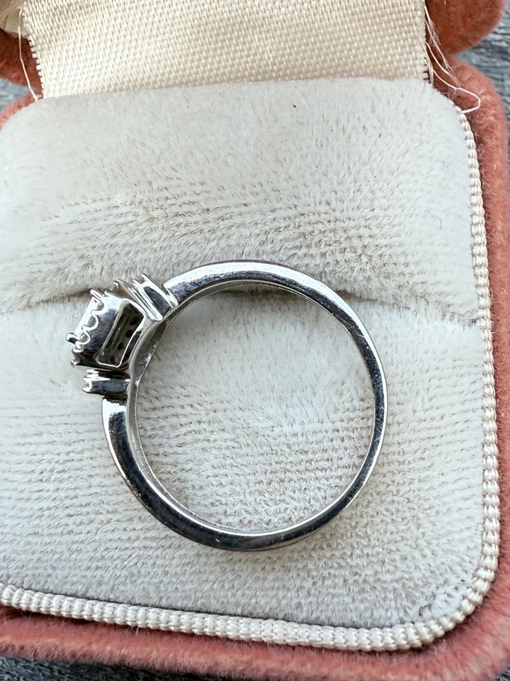 Anillo de oro blanco de 10 k con halo de diamantes talla princesa de 0,25-,30 quilates talla 6 Foto 4 de 4