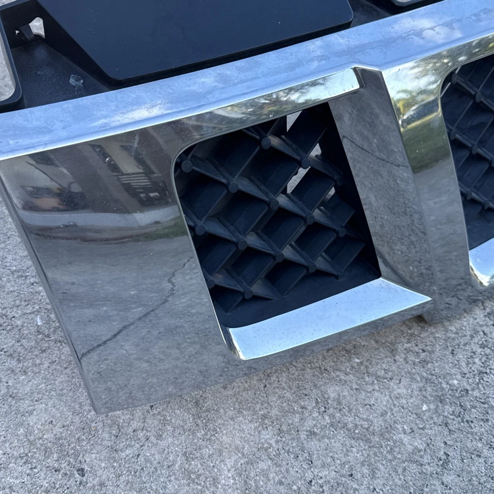 Nissan Armada 2008-2015 parrilla delantera superior cromada con emblema OEM Foto 2 de 4