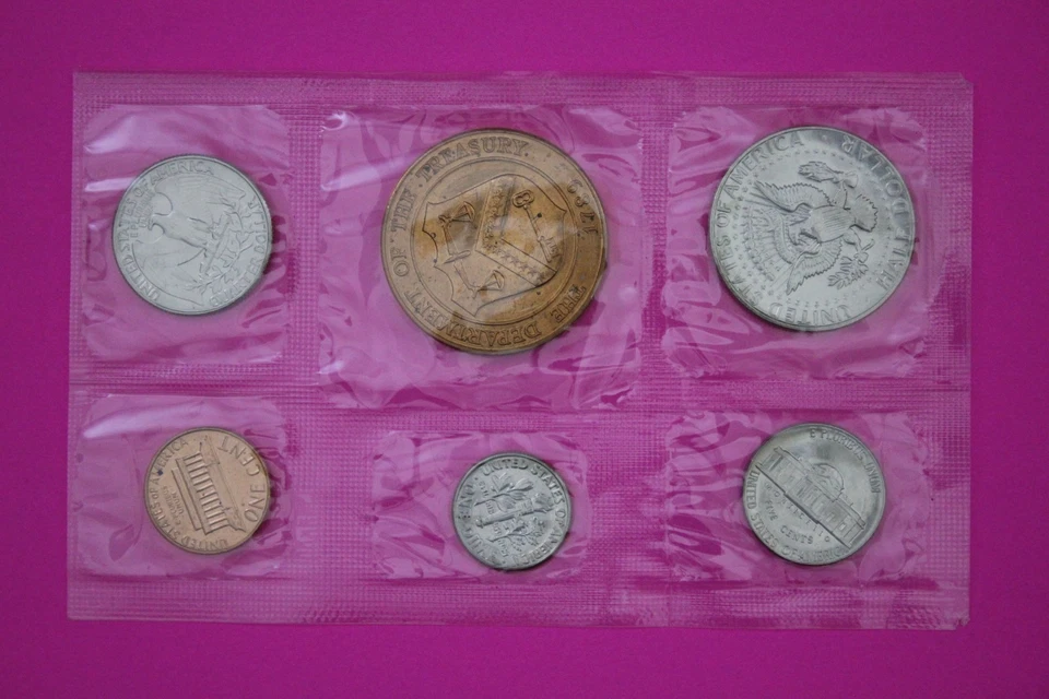 1982 Denver US Souvenir Mint Set 5 Uncirculated Coins Guaranteed Authentic 9048 - Image 4 of 4