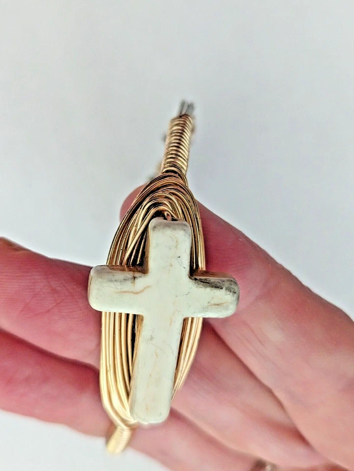 Brazalete Cruz Religiosa Envuelto en Alambre Tono Dorado Hecho a Mano Foto 2 de 4