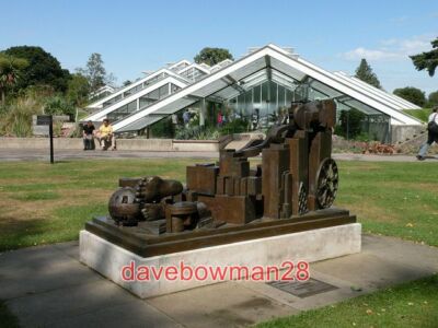 FOTO A MAXIMIS AD MINIMA (VOM GRÖSSTEN ZUM KLEINSTEN) ERSTELLT UND GESPENDET B