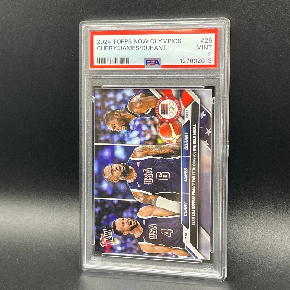 Tarjeta icónica #26 Topps Now Olympics Curry/LeBron/Durant 🇺🇸 PSA 9 Trio 2024 Foto 3 de 4