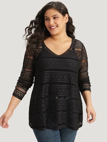 BloomChic Plain Geometric Eyelet V Neck Black T-shirt Size 10 Medium - Picture 3 of 9