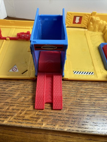 vintage 2001 Mattel Matchbox MB Garage Yellow Building Case - Picture 9 of 9