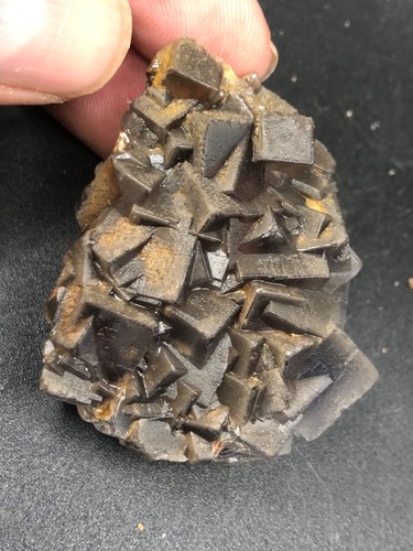 Muestra de matriz de cristal crudo de fluorita negra 63 g piedra curativa mineral natural - Imagen 8 de 17