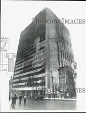 1971 Press Photo Firemen view fire-damaged Taeyonkak Hotel in Seoul, South Korea