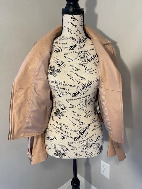 CHAQUETA MOTO NUEVA SIN ETIQUETAS ALDO BEIGE 100% CUERO DE OVEJA GENUINO CON CINTURÓN TALLA PEQUEÑA Foto 3 de 4