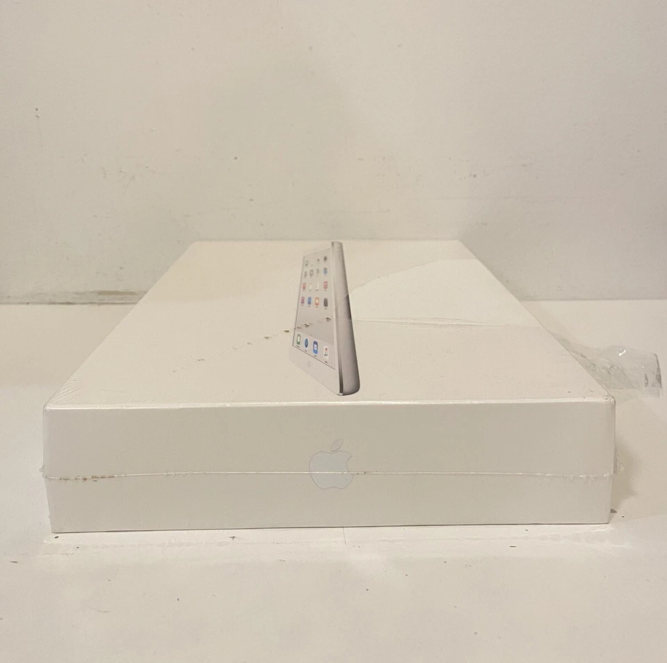 New COLLECTOR'S ITEM Apple iPad Air 1st Gen. 16GB, Wi-Fi + 4G, 9.7in - Silver - Image 2 of 4
