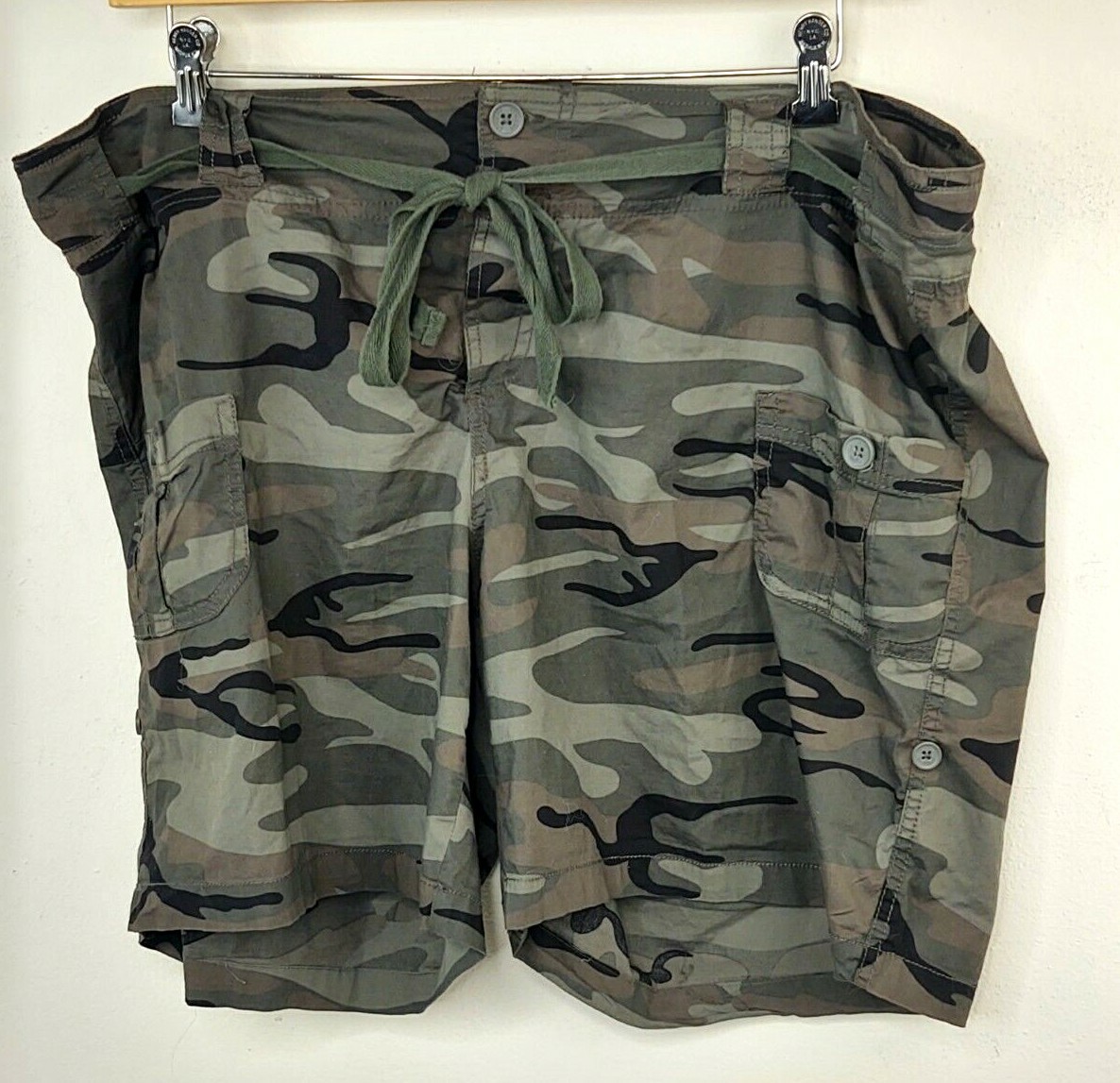 Style Me Womens Plus Sz 24 Button Tie Front Dark Camo Shorts