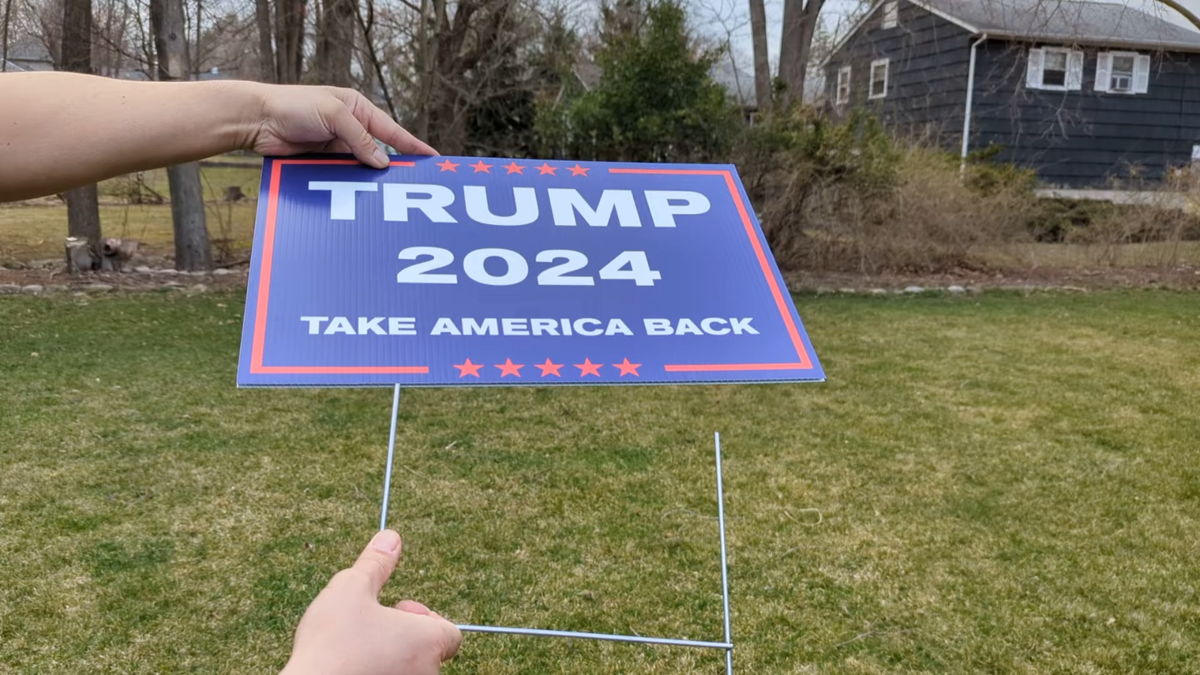 Trump 2024 Hofschild – Doppelseitig, 43,2x66 Cm, Mit Heringen