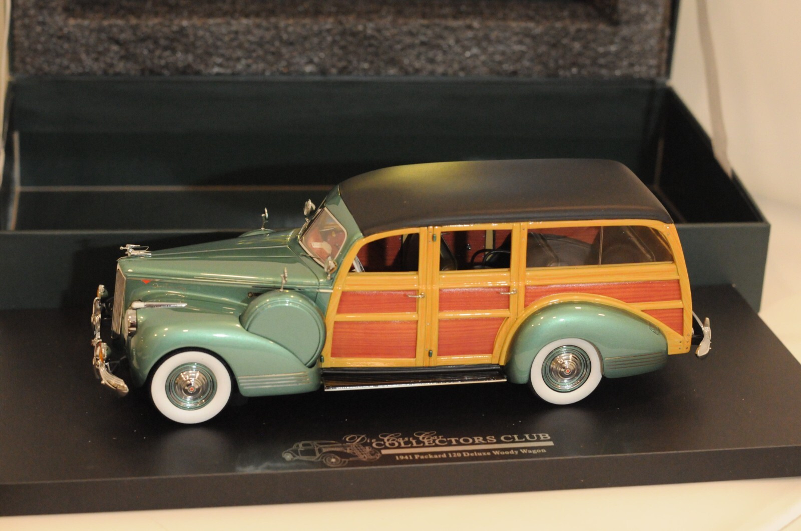 RARE NEW DIE CAST CAR COLLECTORS CLUB 1941 PACKARD 120 DELUXE WOODY