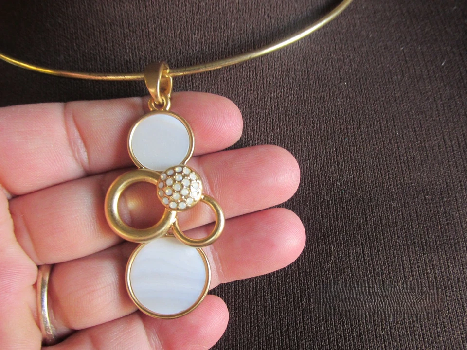 Lia Sophia Colgante Madreperla Tono Oro y Collar Círculo Oro  Foto 4 de 4