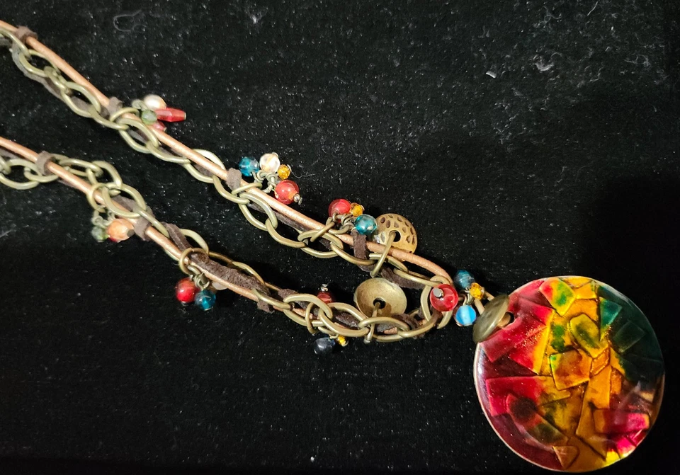 COLLAR DE CUENTAS CHICOS, colorido - metal, cuero, cuentas, rojo, azul, amarillo, 26" Foto 2 de 4