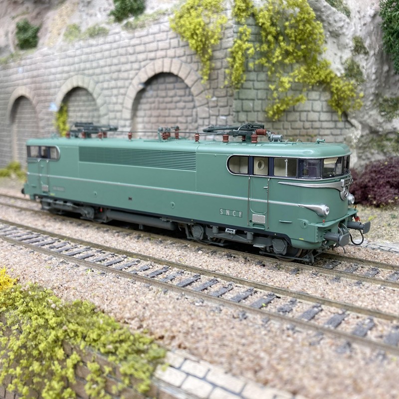 Locomotive BB 16001 SNCF Époque III miniature pour réseau ferroviaire animé