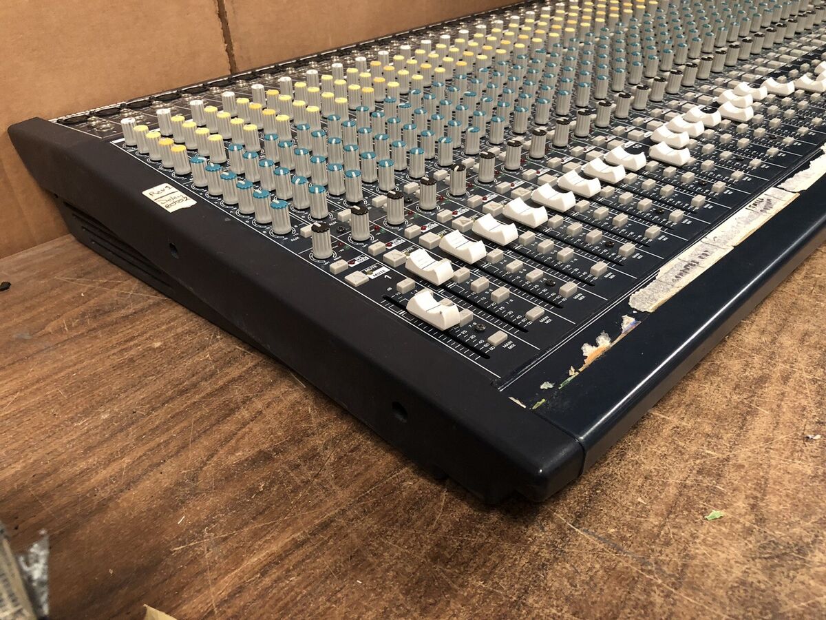 Behringer Eurodesk MX3282A 32-Channel 8-Bus Mixing Console Behringer Eurodesk MX3282A 32-Channel 8-Bus Mixing Console