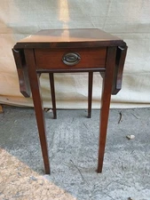 Antique Pembroke table in Good condition. With Brass Drawer Pull