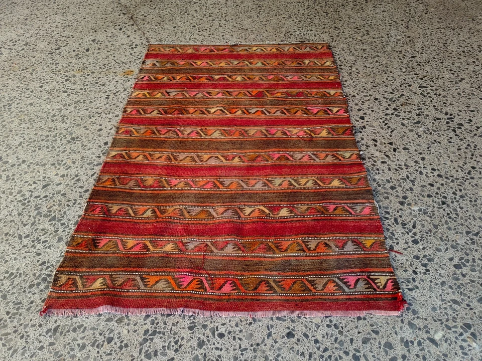 Alfombra Kilim turca vintage 5,4x3,5 pies | Alfombra tribal de Anatolia tejida a mano de lana Foto 2 de 4