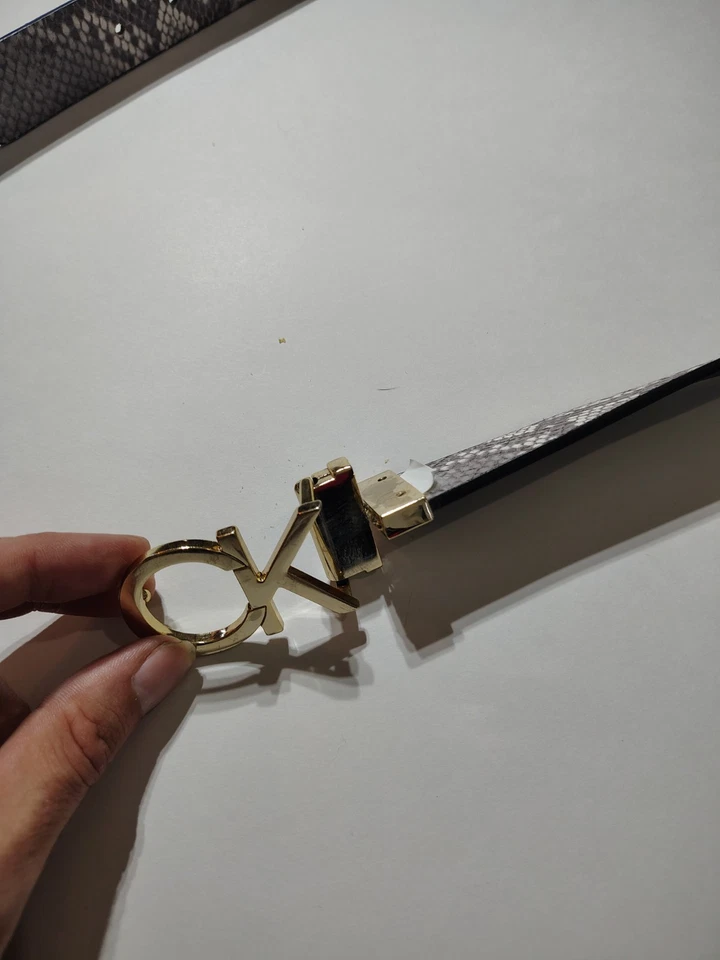 Cinturón de cuero reversible Calvin Klein con estampado de piel de serpiente gris blanco talla 32 Foto 2 de 4