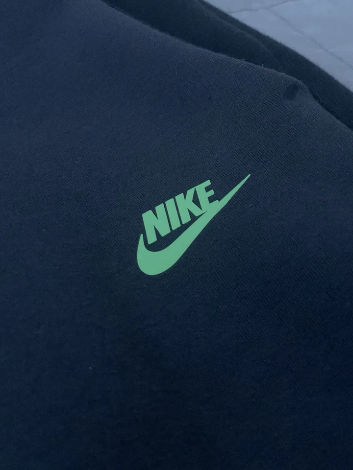 Pantalones deportivos Nike Sportswear Tech polar gris y negro talla XL Foto 3 de 4