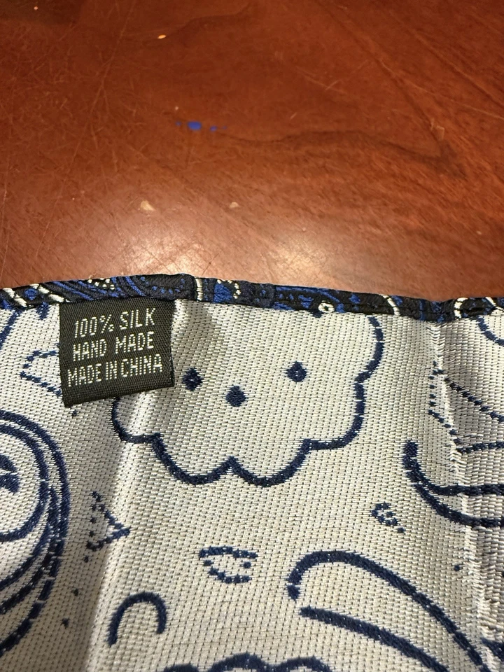 Pañuelo cuadrado de bolsillo 100 % seda azul y negro cachemir para hombre Foto 2 de 3