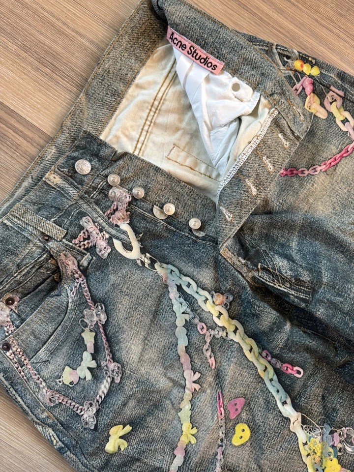 Pantalones vaqueros holgados anchos con botones estampado 3D Trompe-L’oeil estilo Y2K Acne Studios Foto 3 de 4