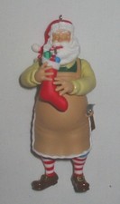 2023 Hallmark Toymaker Santa Surprise Keepsake Ornament Tan Apron exc No Box