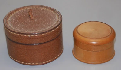 -2 PETITES BOITES ANCIENNES 1 GAINEE de CUIR et 1 en BUIS COLLECTION VITRINE D - Photo 1/4