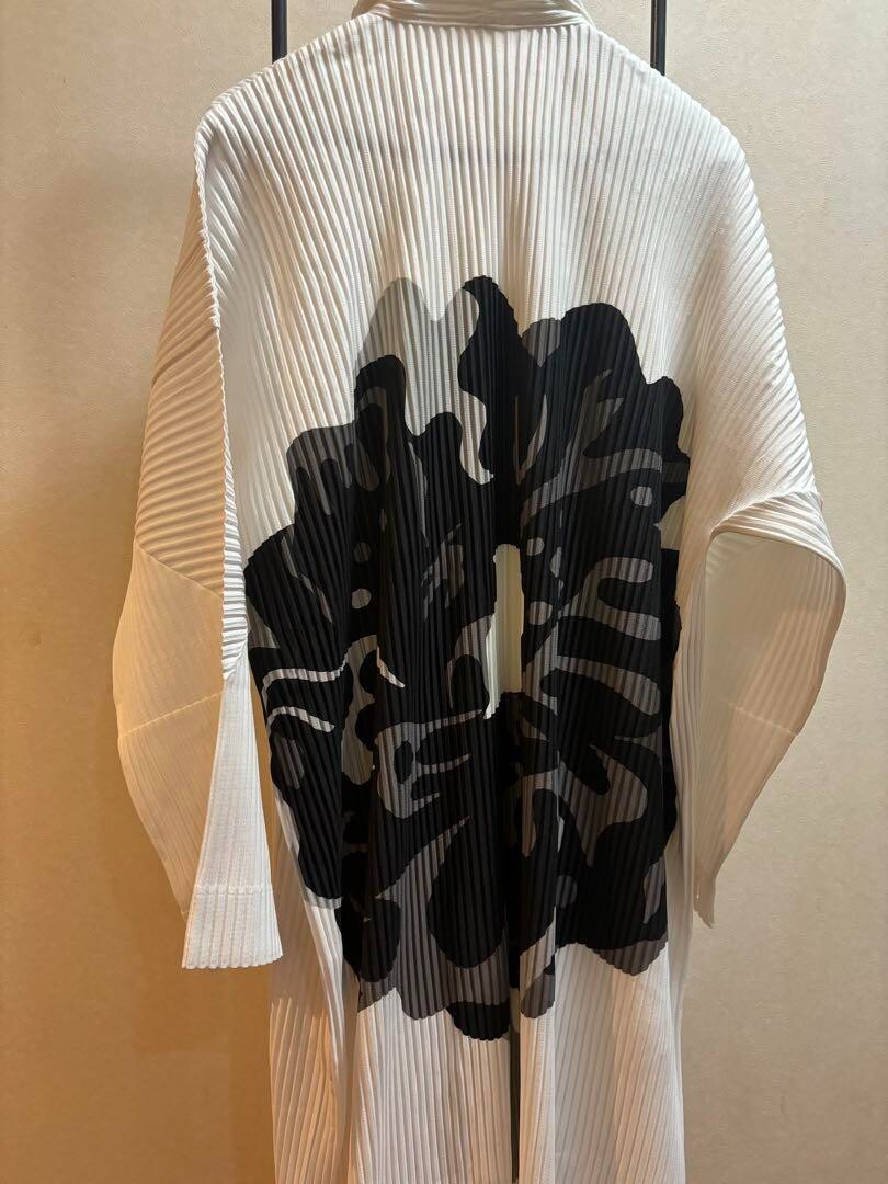 HOMME PLISSE ISSEY MIYAKE + IKKO TANAKA Collection White HOMME PLISSE ISSEY MIYAKE + IKKO TANAKA Collection White