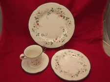 Pfaltzgraff Winterberry 4 pc Place Setting Dinner & Salad Plates Cup & Saucer