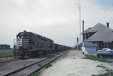 Chicago & Eastern Illinois freight w GP35 263, 264 Villa Grove IL 5 x 7 Photo