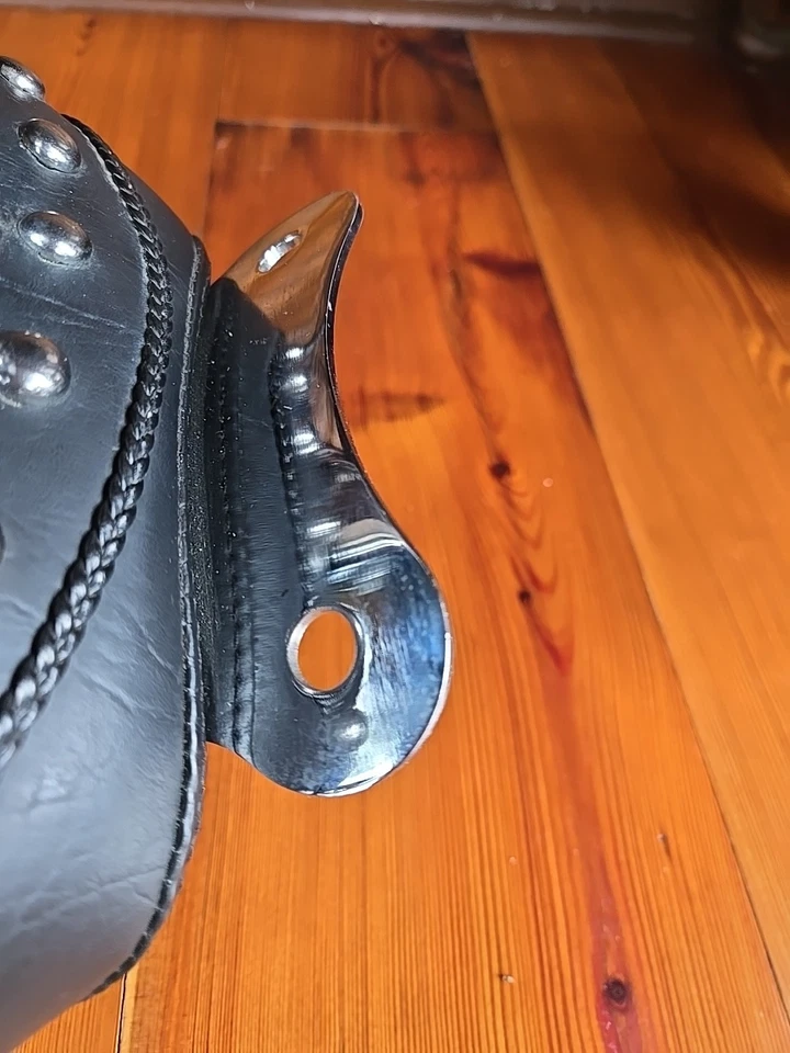 Asiento de moto Mustang para Harley Davidson con respaldo Foto 2 de 4