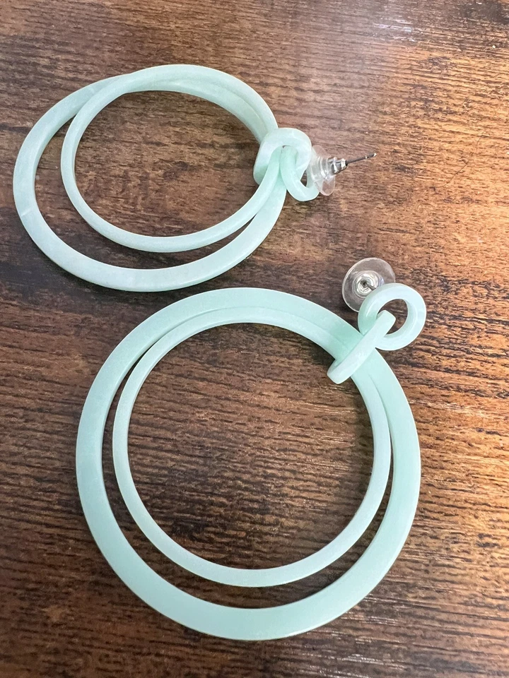Pendientes colgantes de doble aro de plástico color verde turquesa Foto 4 de 4