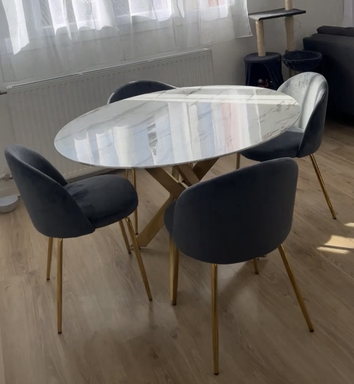Table Ronde Effet Marbre et 4 Chaises Velours Gris pour Repas Conviviaux en Famille