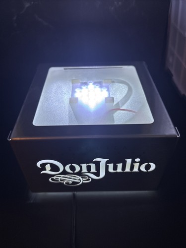 DON JULIO TEQUILA BOTTIGLIA ILLUMINATA ESPOSITORE UOMO DECORAZIONE GROTTA BOTTIGLIA GLORIFICATORE - Foto 2 di 7