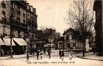 CPA AK LES Vallées Place de la Gare (569658)